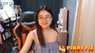 Pinasilip ni ganda ang kanyang makinis na mangga